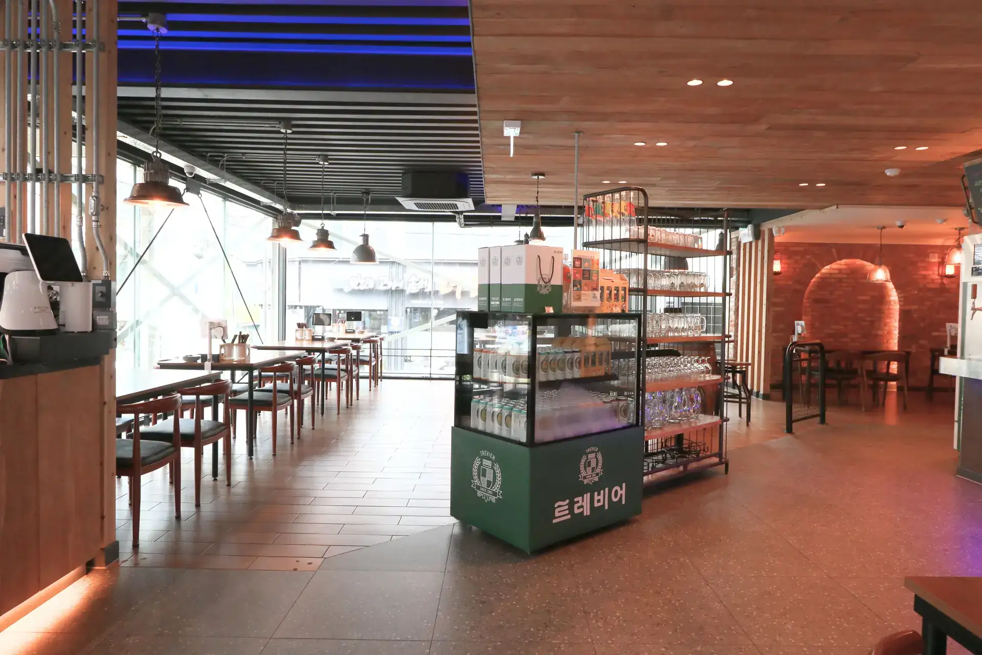 울산 남구 옥동트레비어 주점 인테리어 시공 사례 - 벽돌 아치와 간접조명이 이어지는 홀